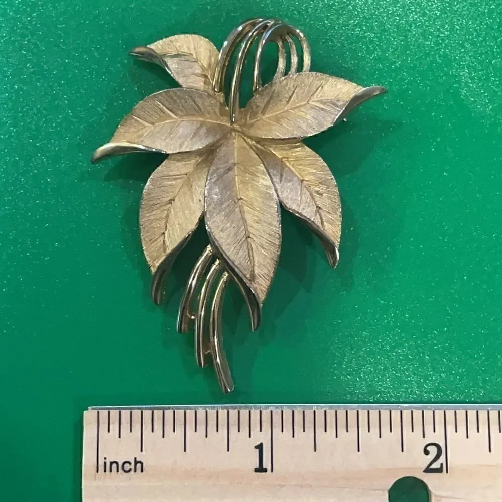 Vintage Trifari signed Gold-Tone Flower Brooch/Pin
